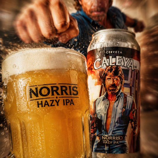 Diseño de la cerveza Norris de Caleya con un vaso servido, su lata de 44 cl y una ilustración de Chuck Norris dando un puñetazo en hazreiralacabra.com.